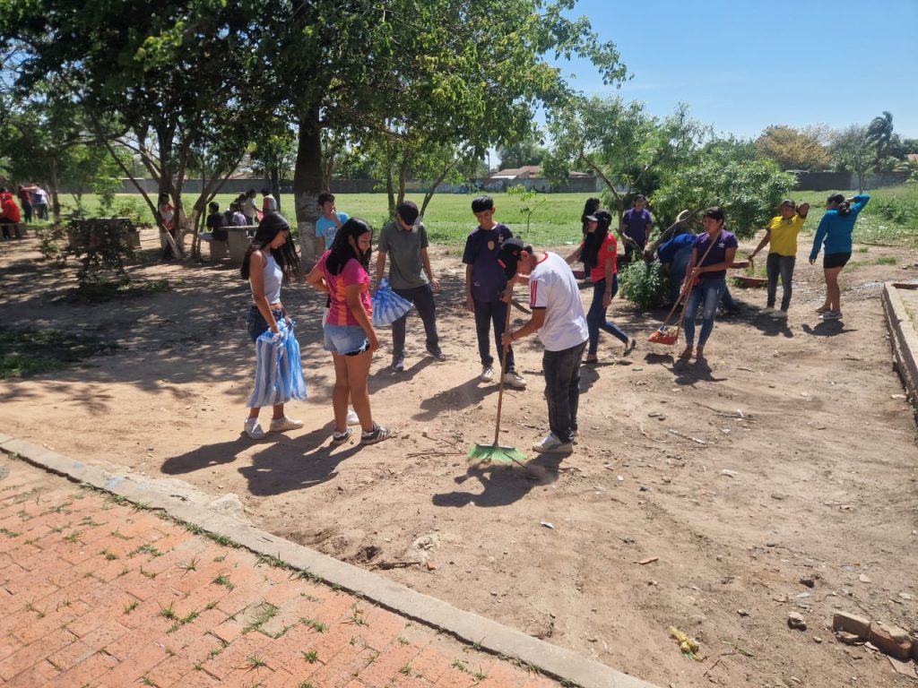 Minga de limpieza en unidades educativas del Distrito 1 Guabirá