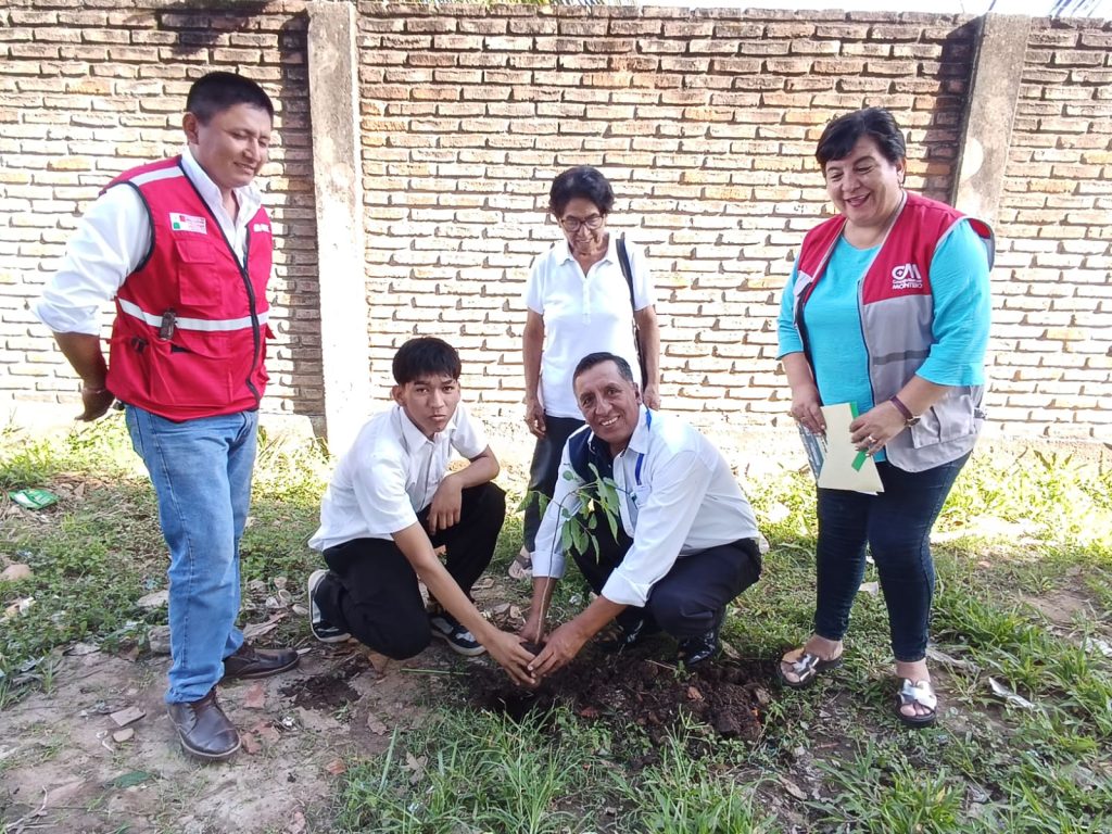 Comité de Arborización entrega 18 plantines a la Unidad Educativa José Cronenbold